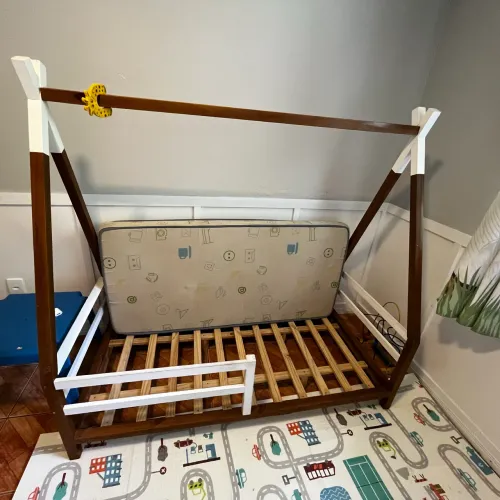 Vendo Cama Montessoriana com colchão, em ótimo estado.