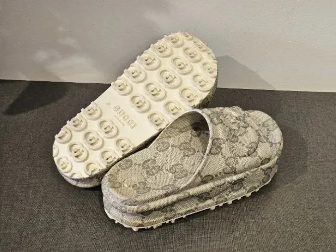 Chinelo plataforma Gucci 37