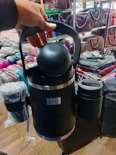 Garrafa térmica 2,5 , acompanha suporte para erva , copo e bomba 