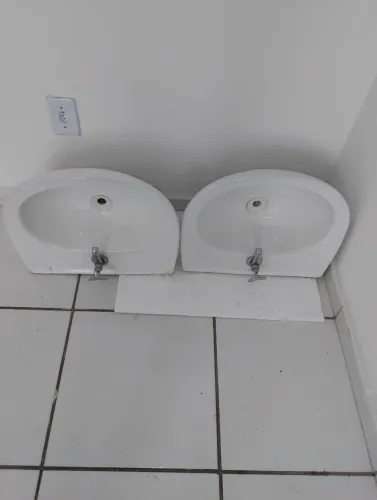 Par de Cubas de Pia para Banheiro em Louça Branca (Com Torneiras) - Semisnovas