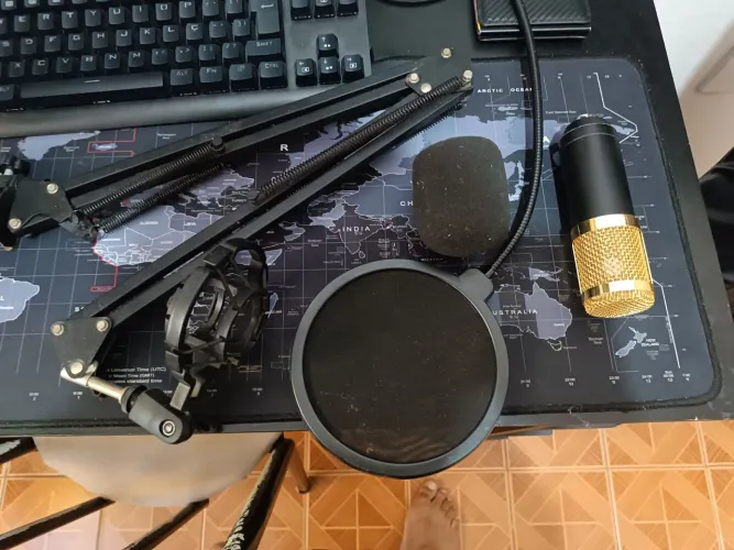 Kit Microfone Condensador BM800 Completo de Mesa (com Pop Filter e Tripé)