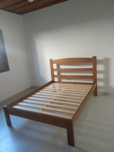 Mesa de madeira maciça