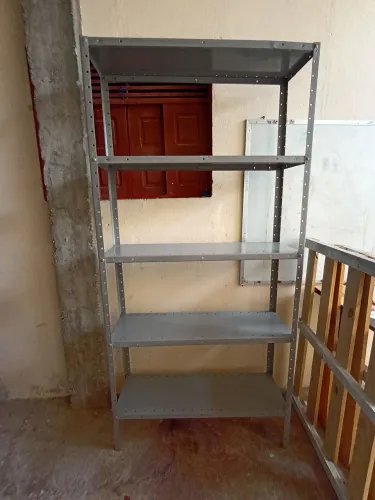 Estante de ferro