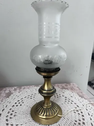 Abajur antigo em latão com cúpula de vidro funcionando (aproximadamente.40cm)