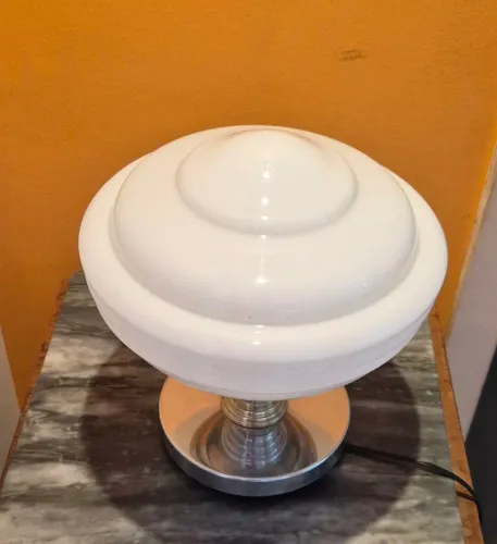 Art deco Luminária de mesa base madeira com alumínio polido c/ cúpula opalina branca rara