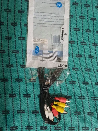 Cabo RCA com 1 metro e meio de comprimento. 