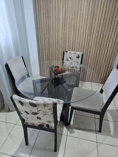 Mesa de jantar redonda + 4 cadeiras