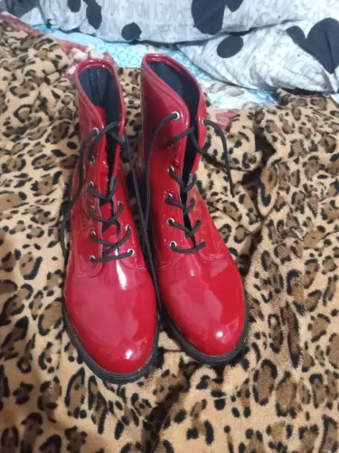 Bota cano alto vermelha
