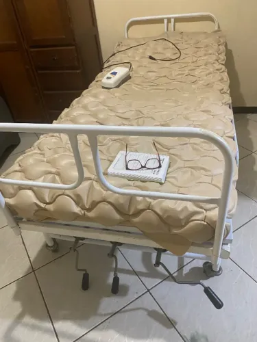 Cama hospitalar  com colchao e colchoa pneumatico