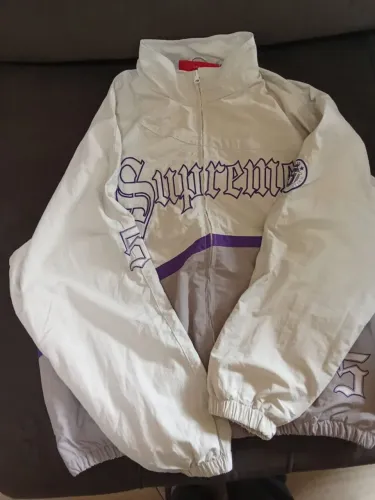 Jaqueta Supreme Old English Track White