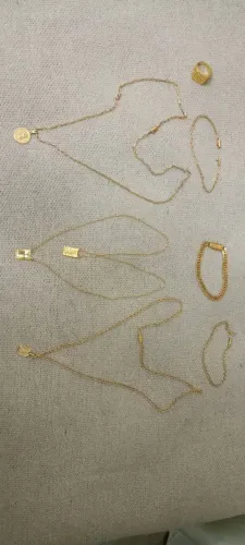 2 correntes, 1 escapulário, 3 pulseiras, 2 pingentes e 1 anel, todos em banho 18 k, TOP!