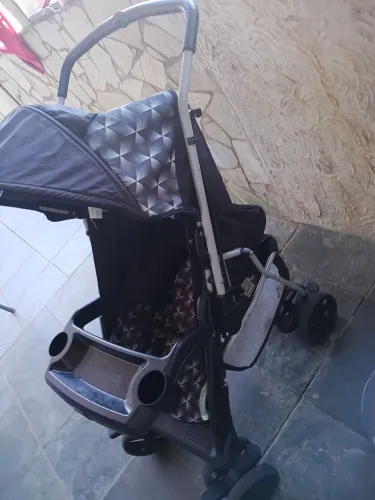 Carrinho de bebê e bebê conforto