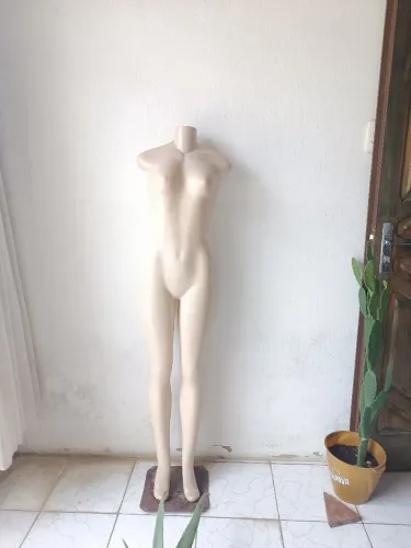 Manequim feminino corpo inteiro