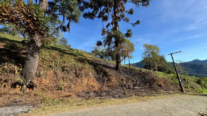 Terrenos à venda no Cascatinha com vista deslumbrante das montanhas e infraestrutura urban