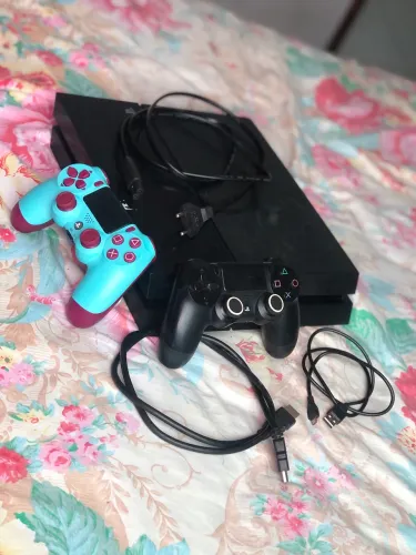 Vende- se PS4 Semi novo em ótimo estado acompanhado na caixa