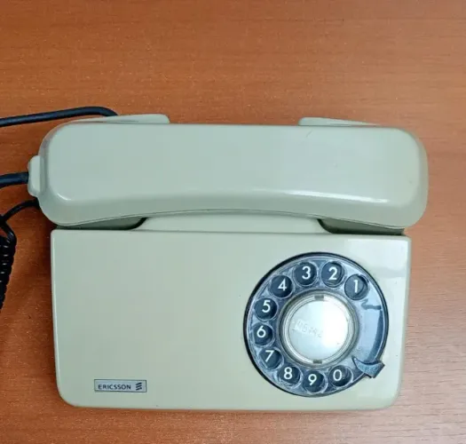Telefone de mesa Ericsson antigo com disco rotativo DV00141
