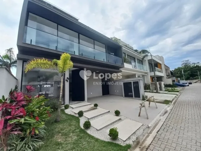 Casa Triplex, 4 quartos, sendo 3 suítes em Condomínio de luxo Recreio dos Bandeirantes, RJ