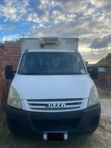 Vendo iveco 70c16 com baú refrigerado 