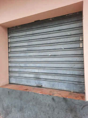 Porta de correr de ferro para barraca.