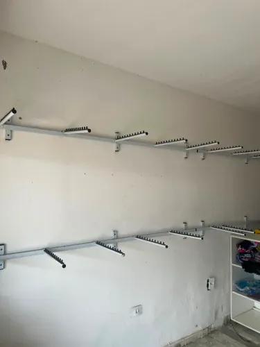Régua de parede pra loja de roupa