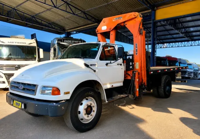 Ford F12000 Equipado com Guindaste hidráulico articulado (Munck)