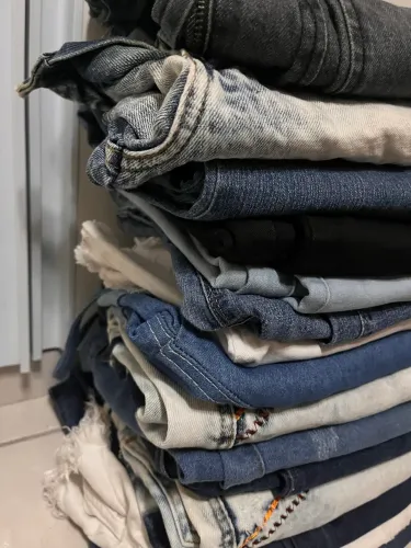 Lote de calças jeans Femenina 15 unidades, numerações variadas.