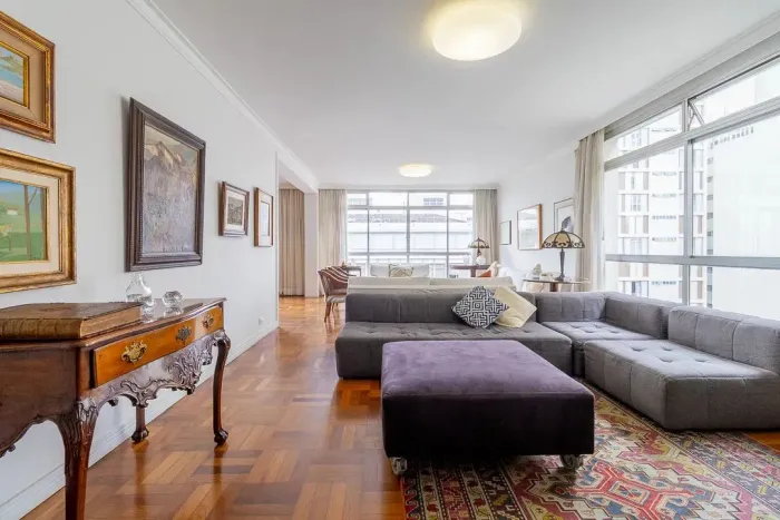 Vende Rua Pernambuco, Alto Padrão, 253m², 4 dorm, salas amplas, coz. planejada, 2 vagas, R