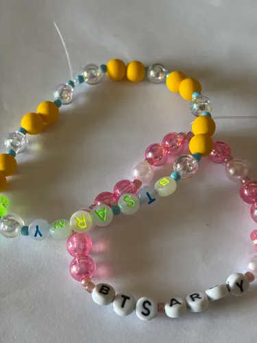 Pulseira de miçangas escrito ?BTS e Army?