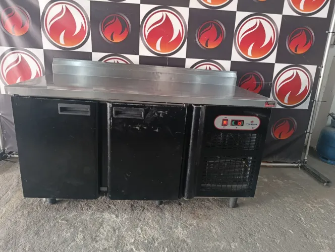 Balcão refrigerado 2 portas 1,50x70x84 220 volts todo no aço inox marca TOPEMA