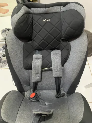 Cadeira de bebê para carro.
