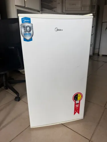 Frigobar 220v com prateleiras de vidro muito conservado 