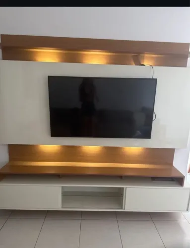 Estante com painel até 65 polegadas