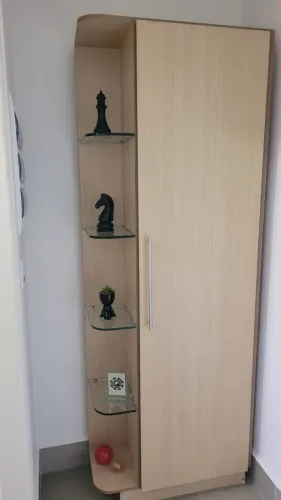 Armário com cantos em vidro com espaço para cabides e 4 gavetas super funcional
