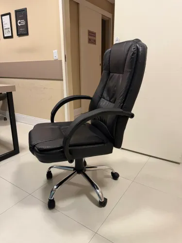 Cadeira Executiva Presidente Preta com Base Cromada