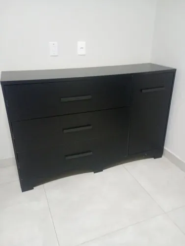 Comoda com 3 gavetas e porta lateral 