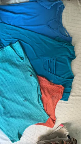 Blusas academia 20 reais cada ( se comprar as 4 faço por 60 as 4