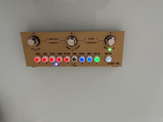 Pedal de efeito M-Vave Cube-Baby AC creme