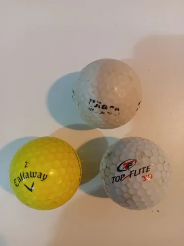 3 bolas de golfe usadas