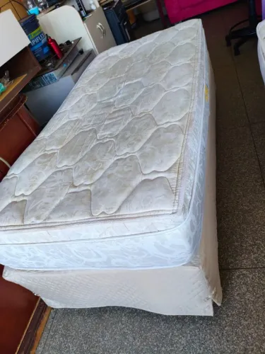 Cama box de solteiro com colchão bem conservada entrego aproveita *