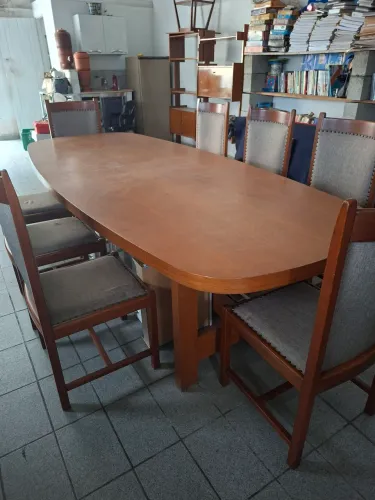Mesa de reuniões clássica para escritório