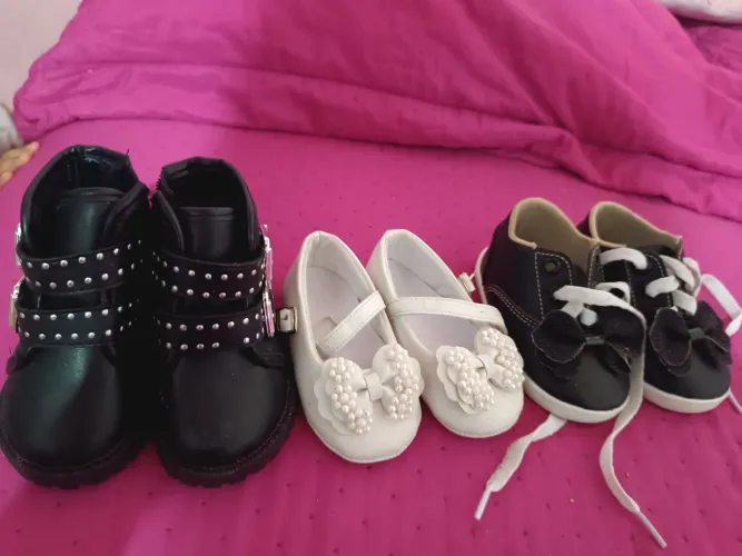 Vende-se sapatos de bebê menina