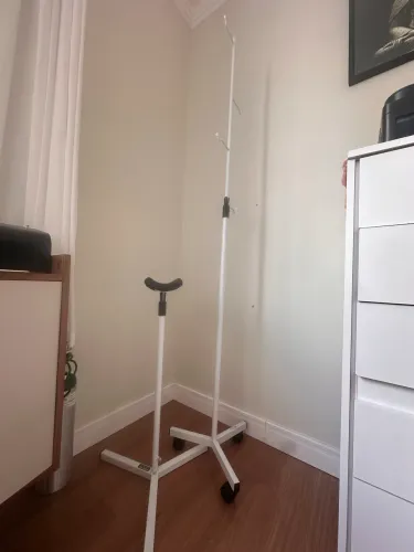 Suporte de soro e apoio de Braço para coleta sangue.
