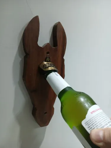 abridor de garrafas de parede madeira jequitibá rosa com formato de cavalo