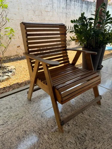 Poltrona de madeira