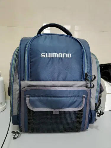Iscas de pesca e mochila shimano