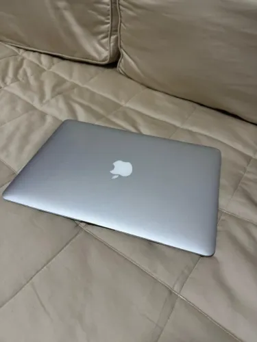 MacBook Air 13" Apple | 8GB RAM | SSD 512GB | Apenas 58 Ciclos de Bateria - Carr. Original