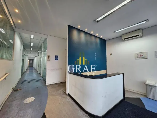 Salão comercial alto padrão, com 1640m², recepção, trifásico, 8 vagas, para locação no Cen