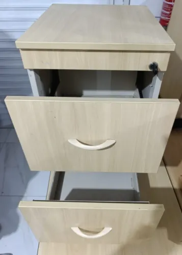 Gaveteiro de escritório em MDF na cor amadeirada clara, com design compacto e funcional. 
