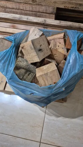 Tocos de pallets ideal para fogão a lenha, 10.00 reais sacola, entregamos.