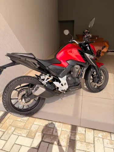 Moto CB Twister 300